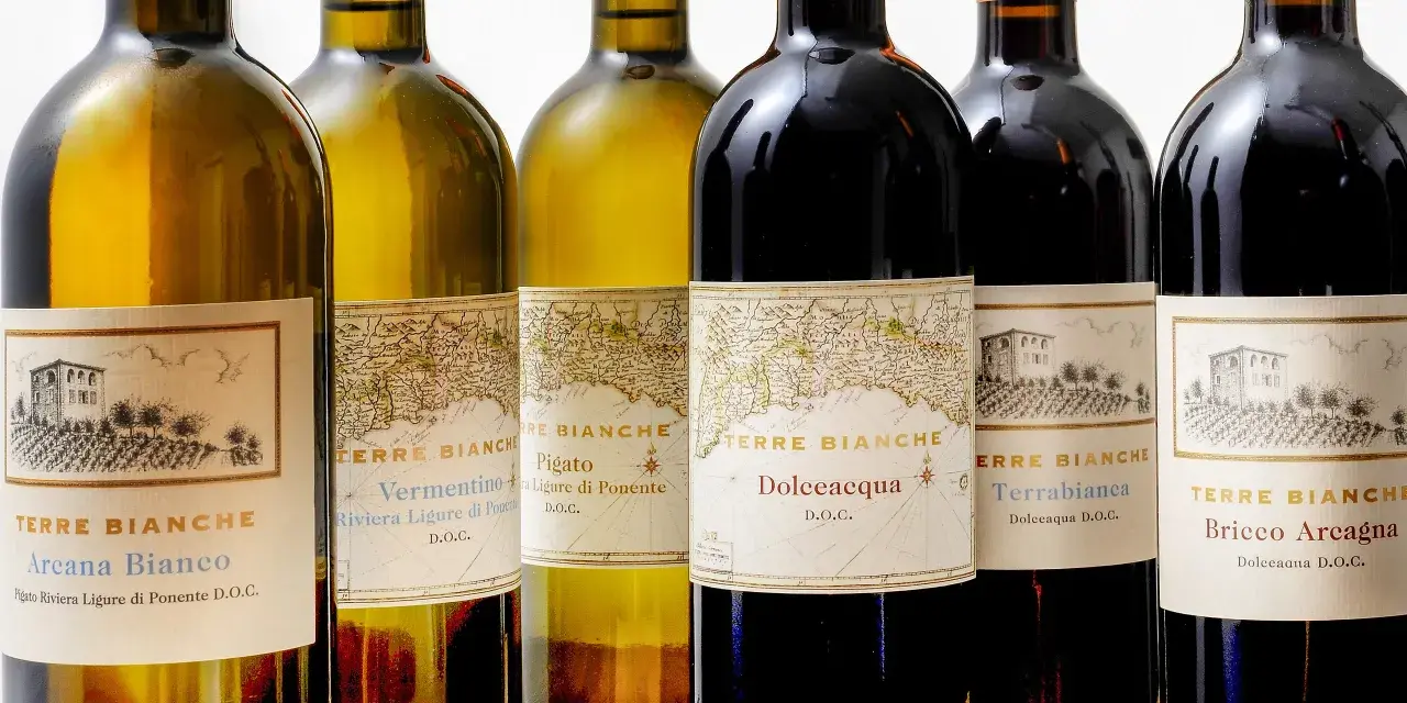 Bottiglie di vino Terre Bianche, con etichette che raffigurano mappe antiche e disegni di ville.