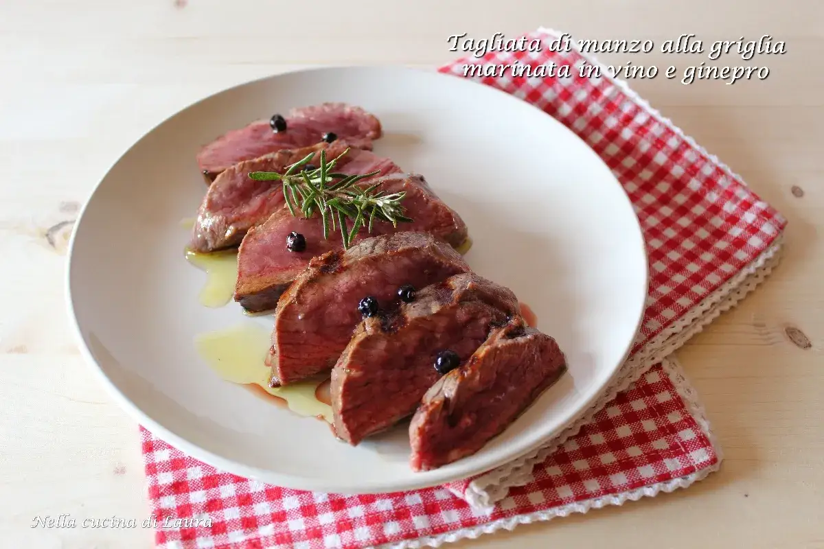 Tagliata di manzo marinata in vino e ginepro, perfetta per un pranzo speciale.