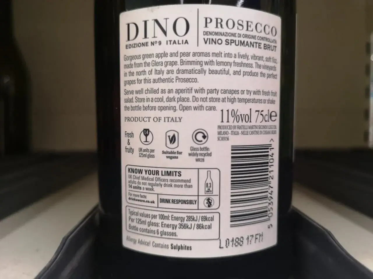 Etichetta vino esempio: Prosecco DOC, con note di mela verde e pera, 11% vol, prodotto in Italia. Adatto ai vegani.