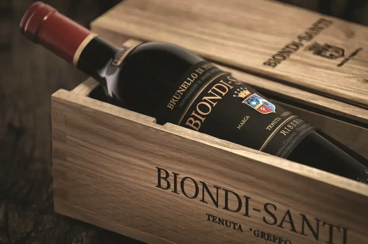 Bottiglia di Brunello di Montalcino Riserva Biondi-Santi in cassa di legno, pronta per una degustazione esclusiva.