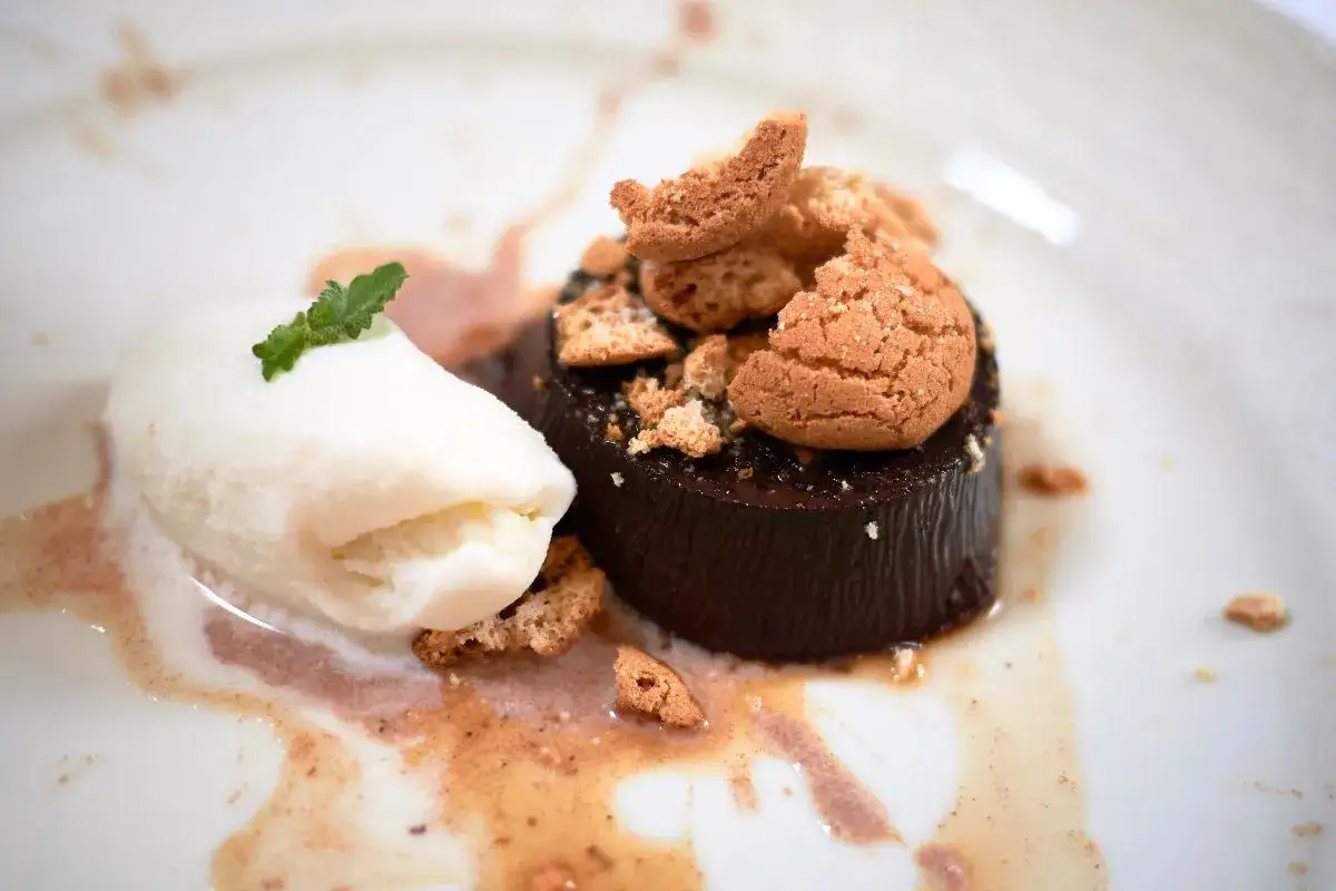 Delizioso budino al cioccolato con gelato alla vaniglia e biscotti croccanti. Perfetto per scoprire i moscato d'asti abbinamenti.