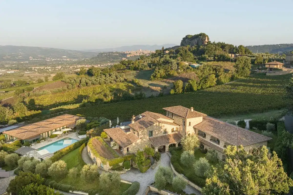 Un incantevole wine resort in Umbria, con piscina e vigneti a perdita d'occhio, immerso nel verde delle colline umbre.