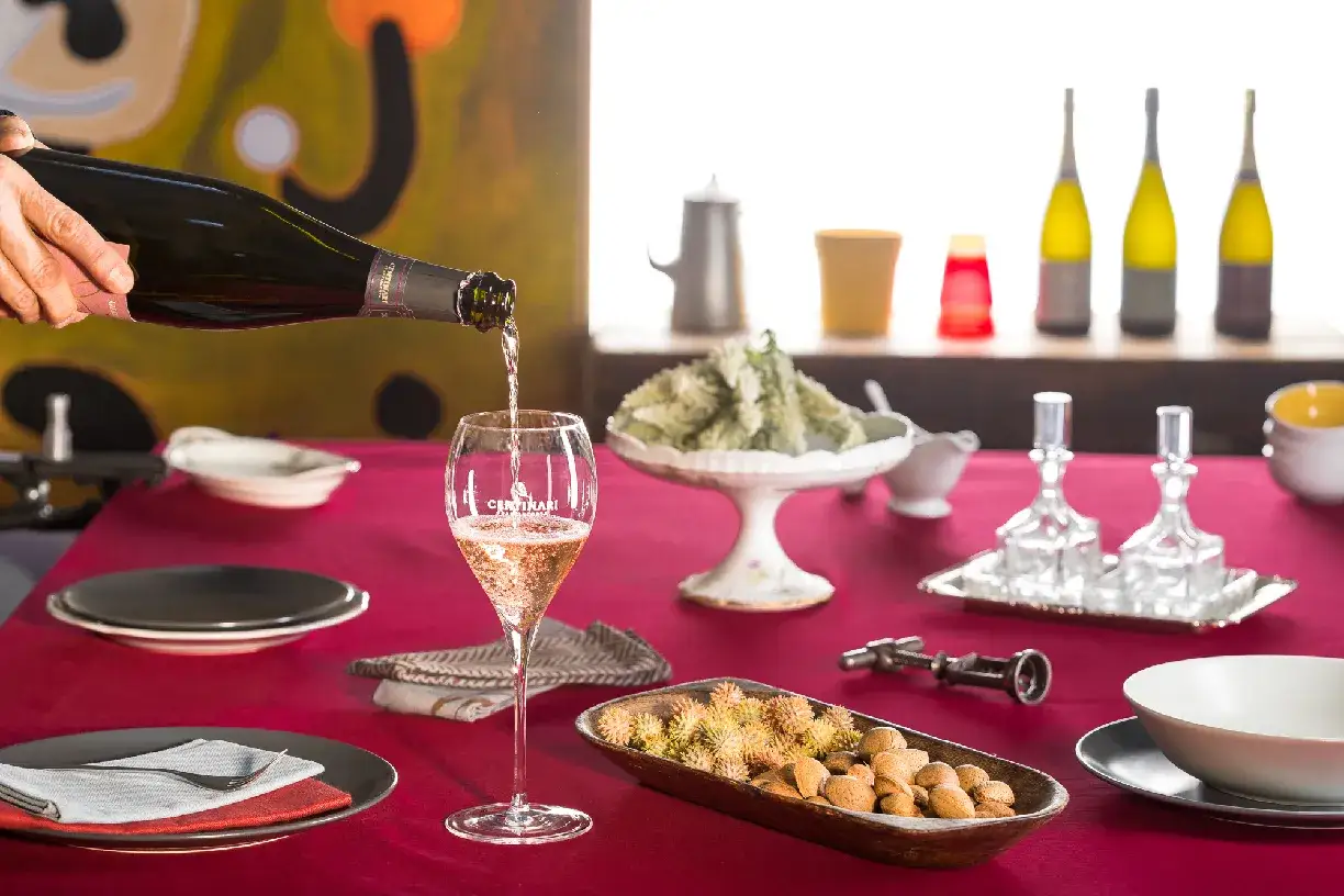 Versa Franciacorta Saten in un calice, pronto per i giusti abbinamenti con stuzzichini e frutta secca.