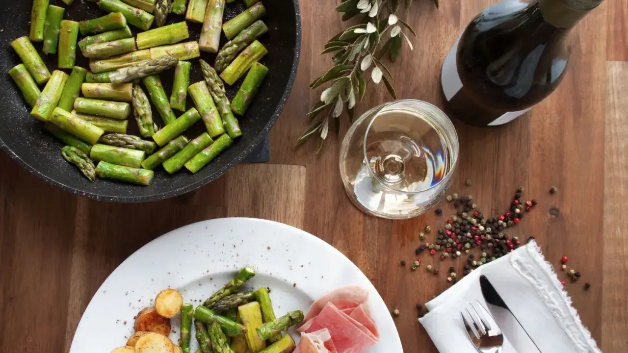 Asparagi saltati in padella, patate e prosciutto crudo, perfetti con vino vespaiolo abbinamenti ideali per un pasto leggero.
