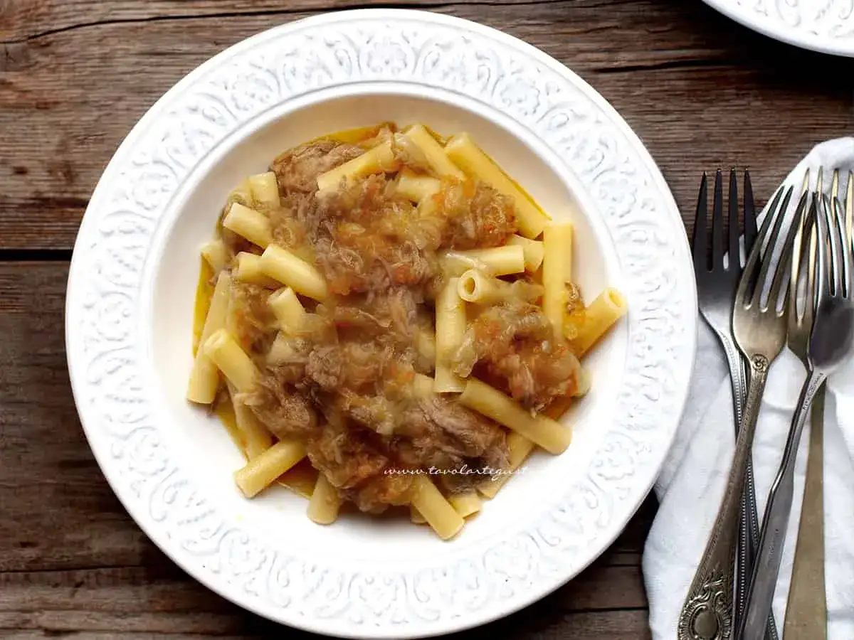 Piatto di pasta con ragù di carne, perfetto come vino da abbinare alla genovese.