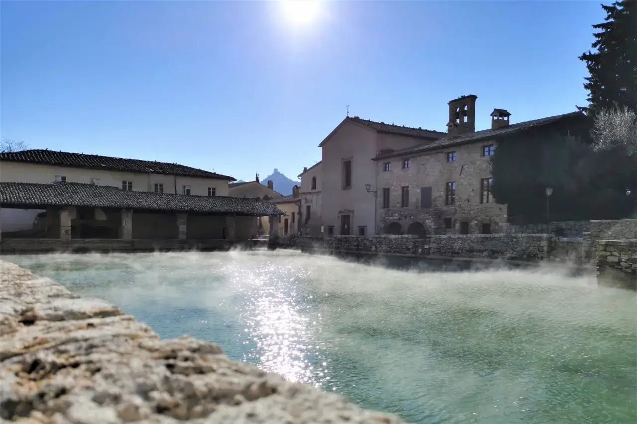 Vapore dalle terme, un luogo ideale per rilassarsi e poi godersi una degustazione di vino locale.
