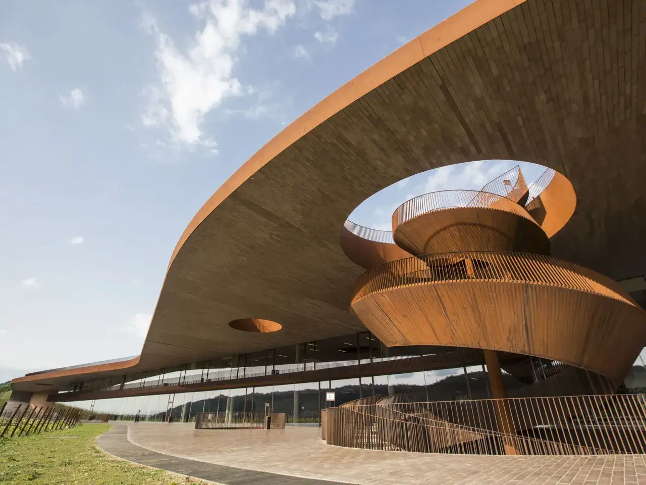 Edificio moderno con scala a chiocciola in corten, tra le cantine più belle Toscana.