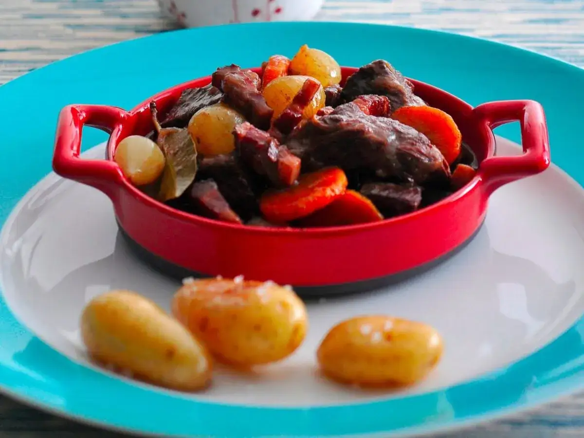 Un saporito stufato di manzo con patate e carote, perfetto vino per bourguignonne.