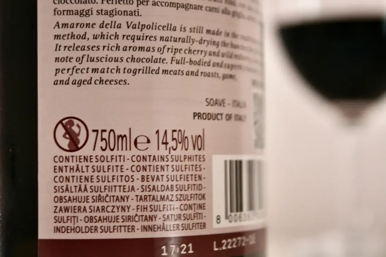 Retro etichetta vino con indicazioni su ingredienti e gradazione alcolica.