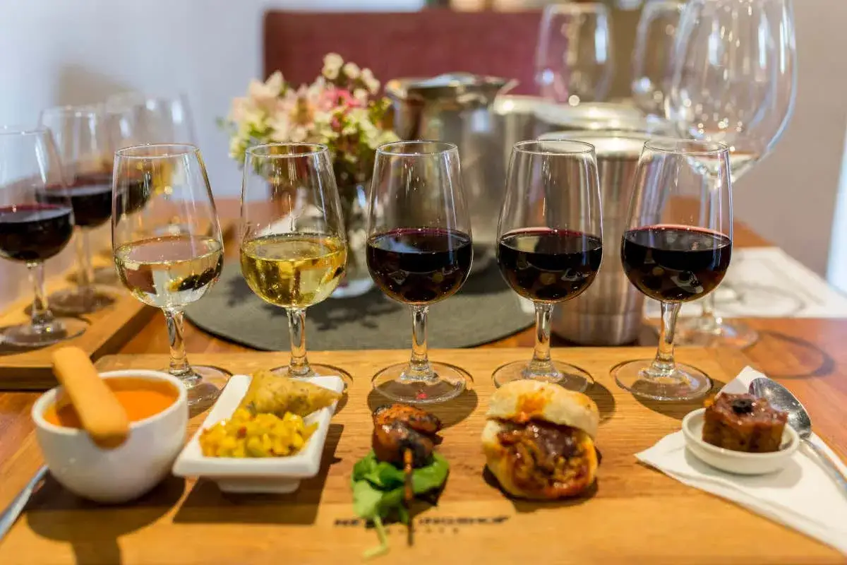 Degustazione di vini e stuzzichini: un'esperienza di food pairing con diversi abbinamenti.